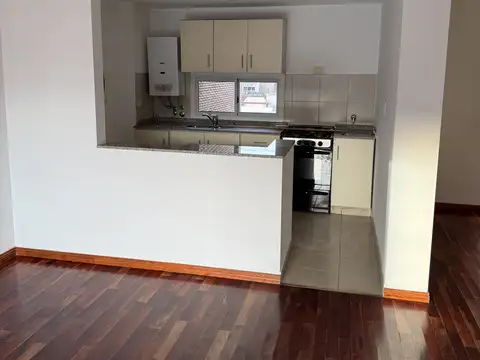 A Metros de Av. Pellegrini. Al frente con balcón. Impecable.