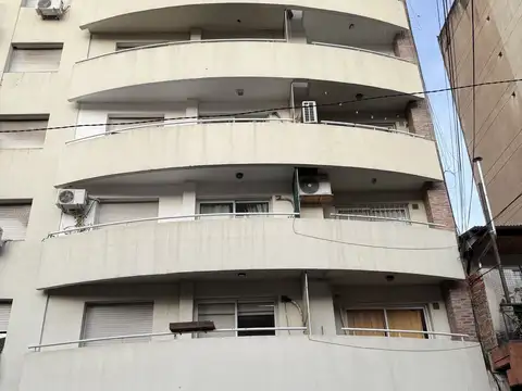 A Metros de Av. Pellegrini. Al frente con balcón. Impecable.