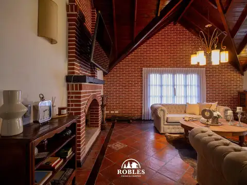 Importante residencia en el excelente entorno de Carilo