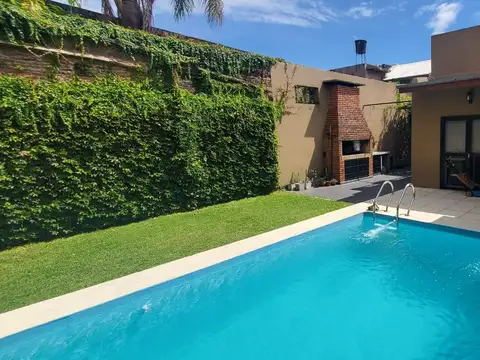 Casa en venta 2 dormitorios Rosario Echesortu - Patio y Pileta