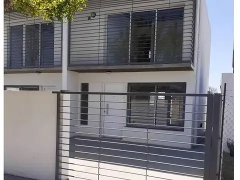 Se alquila casa en Ricardone