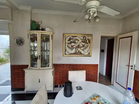 Casa 6 ambientes con 2 baños