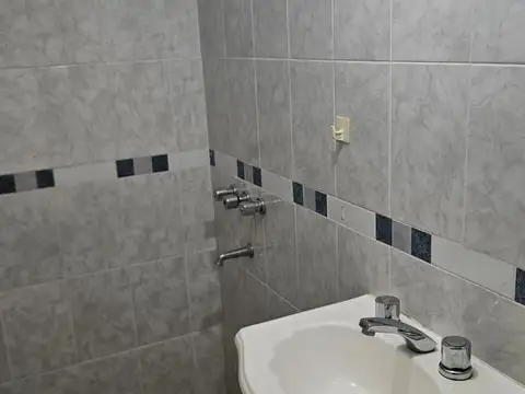Casa 6 ambientes con 2 baños