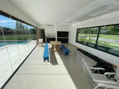 Casa en Alquiler en Área 60, USD 1.200
