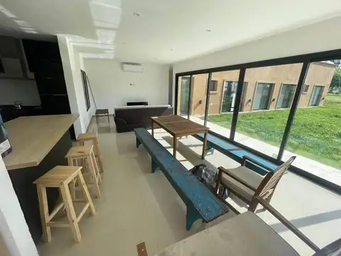 Casa 4 ambientes con 2 baños