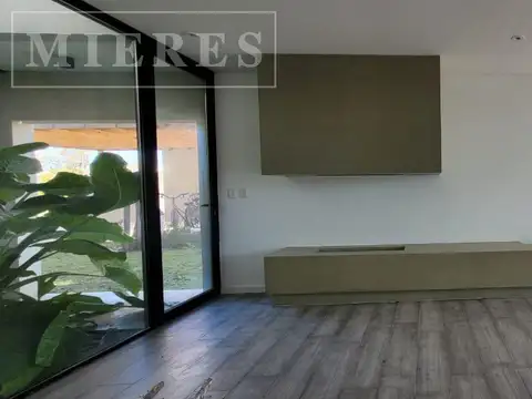 Casa 6 ambientes con 4 baños