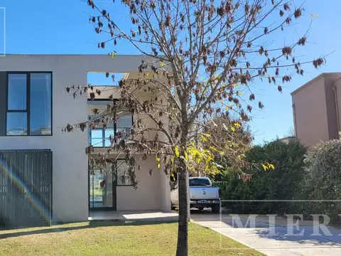 Casa en venta sobre lote a la laguna  en El Cantón Golf