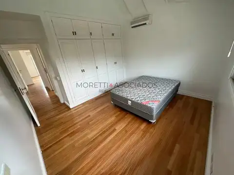 Casa en Alquiler con 3 cocheras