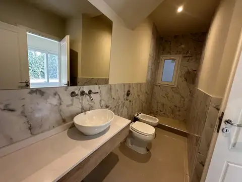 Casa 5 ambientes con 3 baños