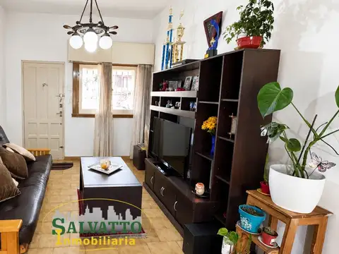 Chalet con jardín parquizado a 2 cuadras del mar