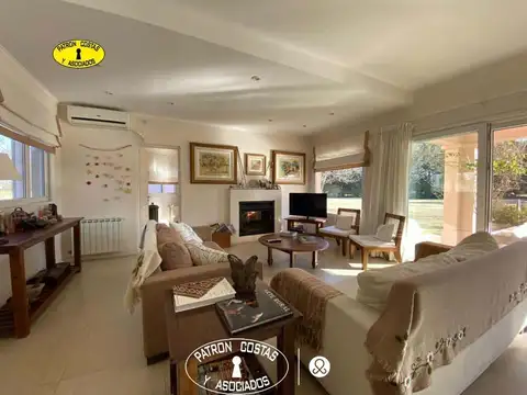 Casa en Venta con 2 cocheras