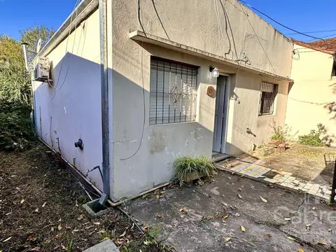 Casa en venta 2 dormitorios, con garaje y patio, en La Plata