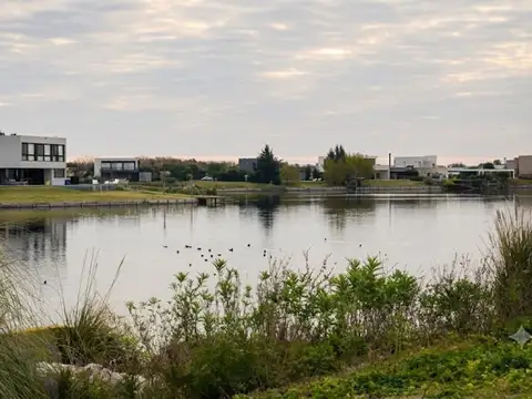 VENTA LOTE AREA 8 A LA LAGUNA CON 30M DE COSTA