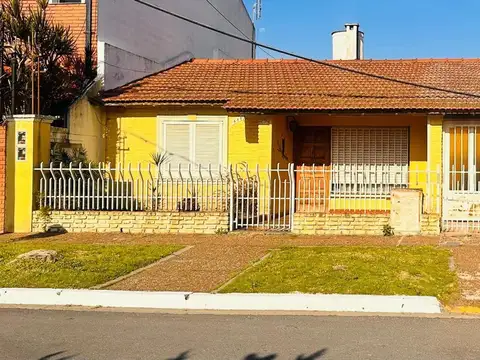 Venta casa a refaccionar Jardín pileta I. casanova