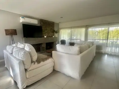 Casa en Alquiler con 4 cocheras