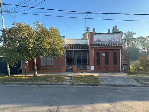 Venta casa en Pilar , a una cuadra de la estación