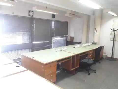 Oficina 5 ambientes con 2 baños