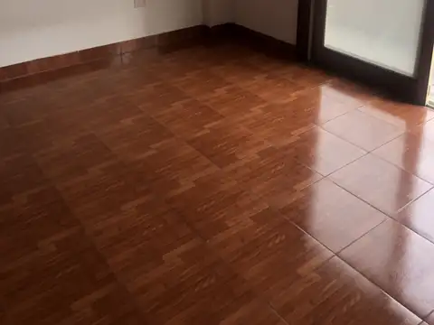 EXCELENTE DEPTO TIPO CASA 3 AMB CON PATIO Y BALCON PROPIOS. TERRAZA COMPARTIDA