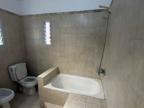 Casa 6 ambientes con 1 baño