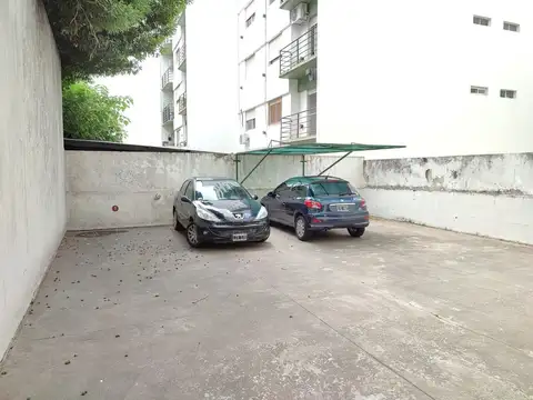 COCHERA DESCUBIERTA EN EDIFICIO