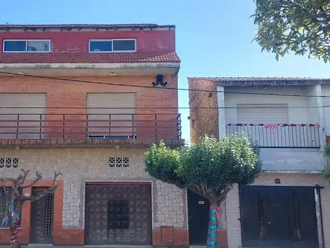 Amplia casa en dos plantas con cochera. 