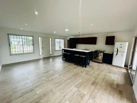 Casa 4 ambientes con 2 baños
