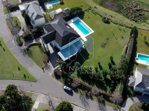 Casa 11 ambientes con 7 baños