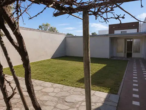Casa de 2 dormitorios con patio venta La Plata