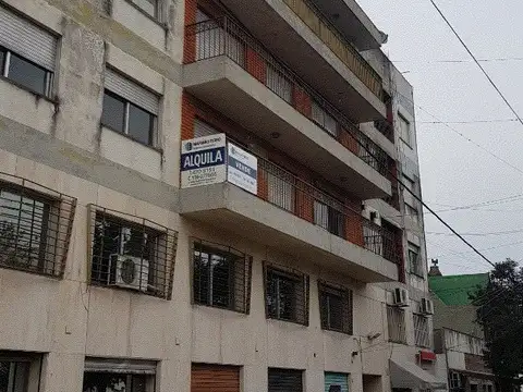 FISHERTON: Cordoba esquina Muniagurria, zona comercial.