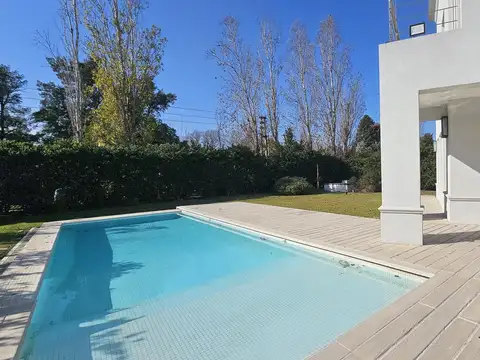 Casa 5 ambientes con 4 baños