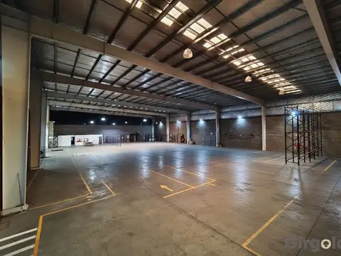 Galpón en alquiler de 2000m2 sobre Acceso Oeste Moreno