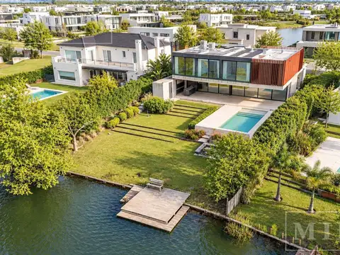 Casa en venta en barrio Muelles sobre lote a la Laguna Puertos, Escobar