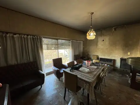 CASA CON LOCAL COCHERA JARDÍN Y PILETA