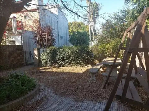 Casa en Alquiler con 2 cocheras