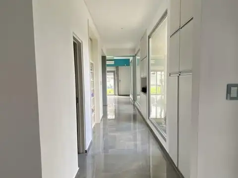 Casa en Venta con 3 cocheras