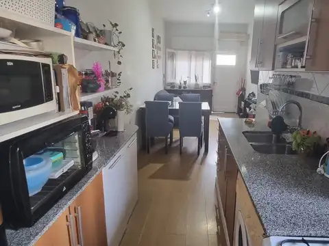 EN VENTA EN EL PALOMAR HERMOSA CASA DE 3 AMBIENTES AL FRENTE CON PATIO, SIN EXPENSAS.