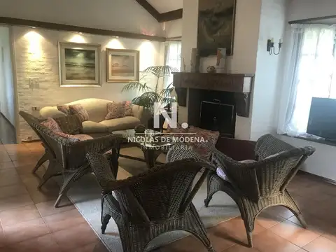 Casa 4 ambientes con 2 baños