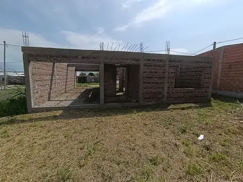 Casa en construcción en lote de 300m. San Benito