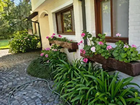 Casa en Venta con 3 cocheras