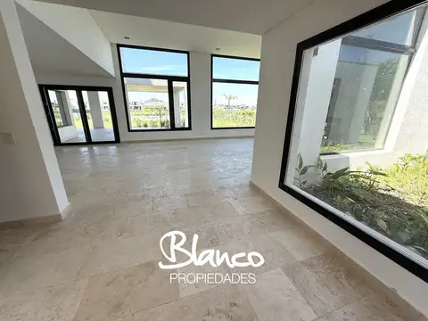 Casa en Venta con 3 cocheras