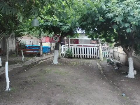 OPORTUNIDAD ÚNICA  EXCELENTE LOTE DE 10X30 CON CASA, QUINCHO, PARQUE EN QUEQUÉN