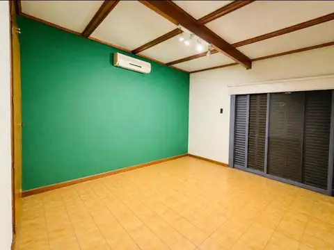 Casa 6 ambientes con 2 baños