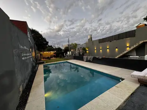 Venta casa quinta Luis Guillon /Pileta/Permuta/Apto Crédito