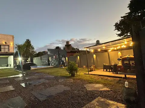 Venta casa quinta Luis Guillon /Pileta/Permuta/Apto Crédito