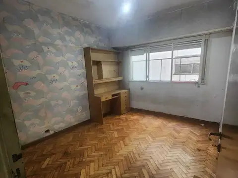 FLORES: Venta de Departamento 4 ambientes   dependencia en excelente zona