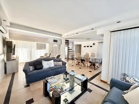 Casa en Venta con 3 cocheras