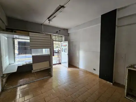 Alquiler - Local Comercial a la calle , a mts de la esquina -