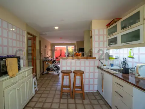 Casa 5 ambientes con 2 baños