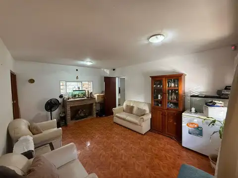 Casa 7 ambientes con 2 baños