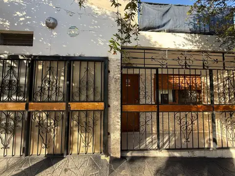 SE ALQUILA CASA 3 DORMI COCHERA VIAMONTE 1100